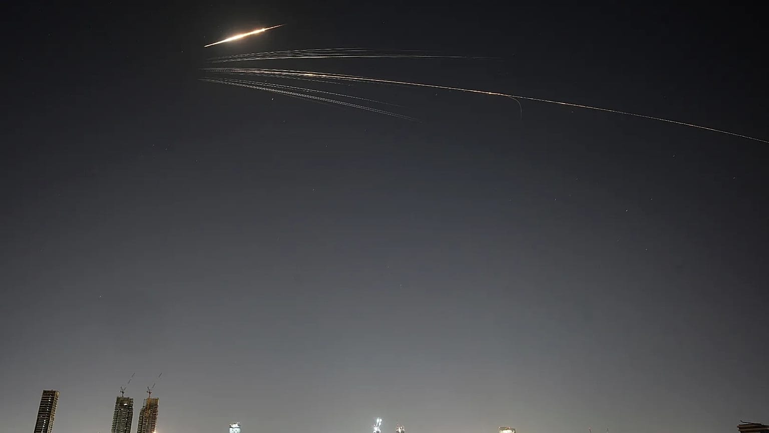 Misiles lanzados desde Irán surcan el cielo sobre el centro de Israel, el miércoles 18 de marzo de 2026.
