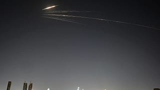 Misiles lanzados desde Irán surcan el cielo sobre el centro de Israel, el miércoles 18 de marzo de 2026.