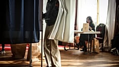 Un uomo si trova in una cabina elettorale durante il primo turno delle elezioni comunali francesi a Parigi, domenica 15 marzo 2026. (Foto AP/Thomas Padilla)