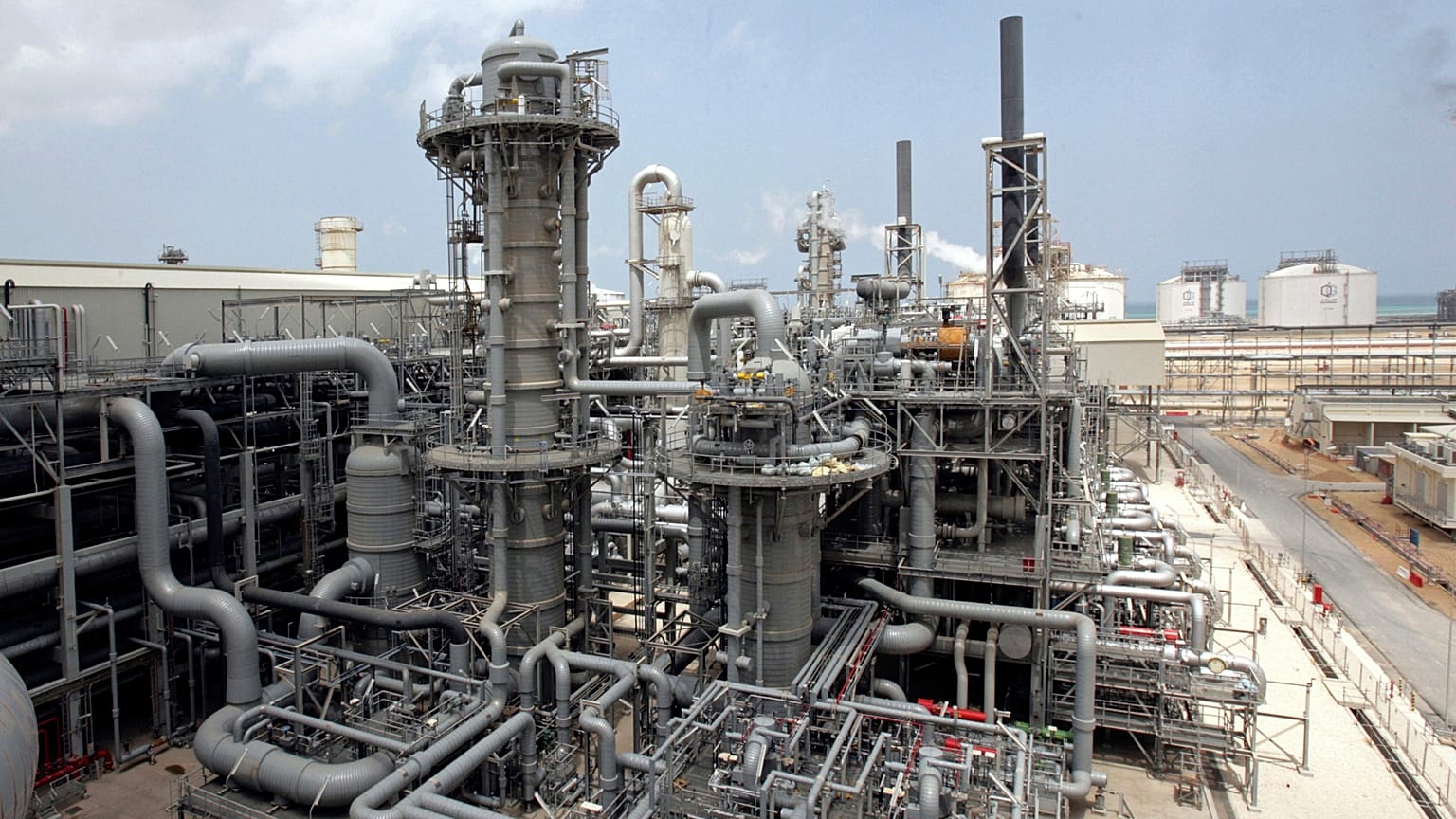 Archivio - L'impianto di produzione di gas naturale liquefatto a Ras Laffan, in Qatar, il più grande al mondo (4 aprile 2009)