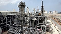 Archivio - L'impianto di produzione di gas naturale liquefatto a Ras Laffan, in Qatar, il più grande al mondo (4 aprile 2009)