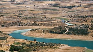Il fiume Litani nella valle della Bekaa, nel Libano orientale: Israele ha bombardato due ponte nel corso a sud 