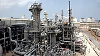 Archivio - L'impianto di produzione di gas naturale liquefatto a Ras Laffan, in Qatar, il più grande al mondo (4 aprile 2009)