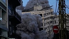 Beirut: Nach israelischem Angriff stürzt Gebäude ein, Rauch steigt auf