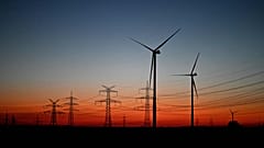 Turbiny wiatrowe stoją na polu w pobliżu Pulheim, Nadrenia Północna-Westfalia, Niemcy, po zachodzie słońca we wtorek, 3 marca 2026 r.