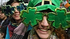Menschen feiern die St.-Patrick’s-Day-Parade in Dublin