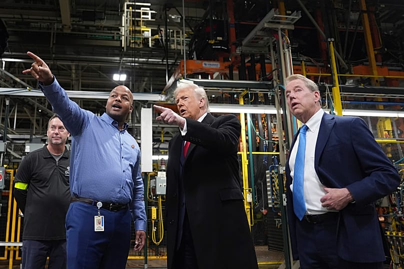 Le président Trump s'entretient avec le directeur de l’usine Ford lors d’une visite de l’usine à Dearborn, Michigan, États-Unis, janvier 2026