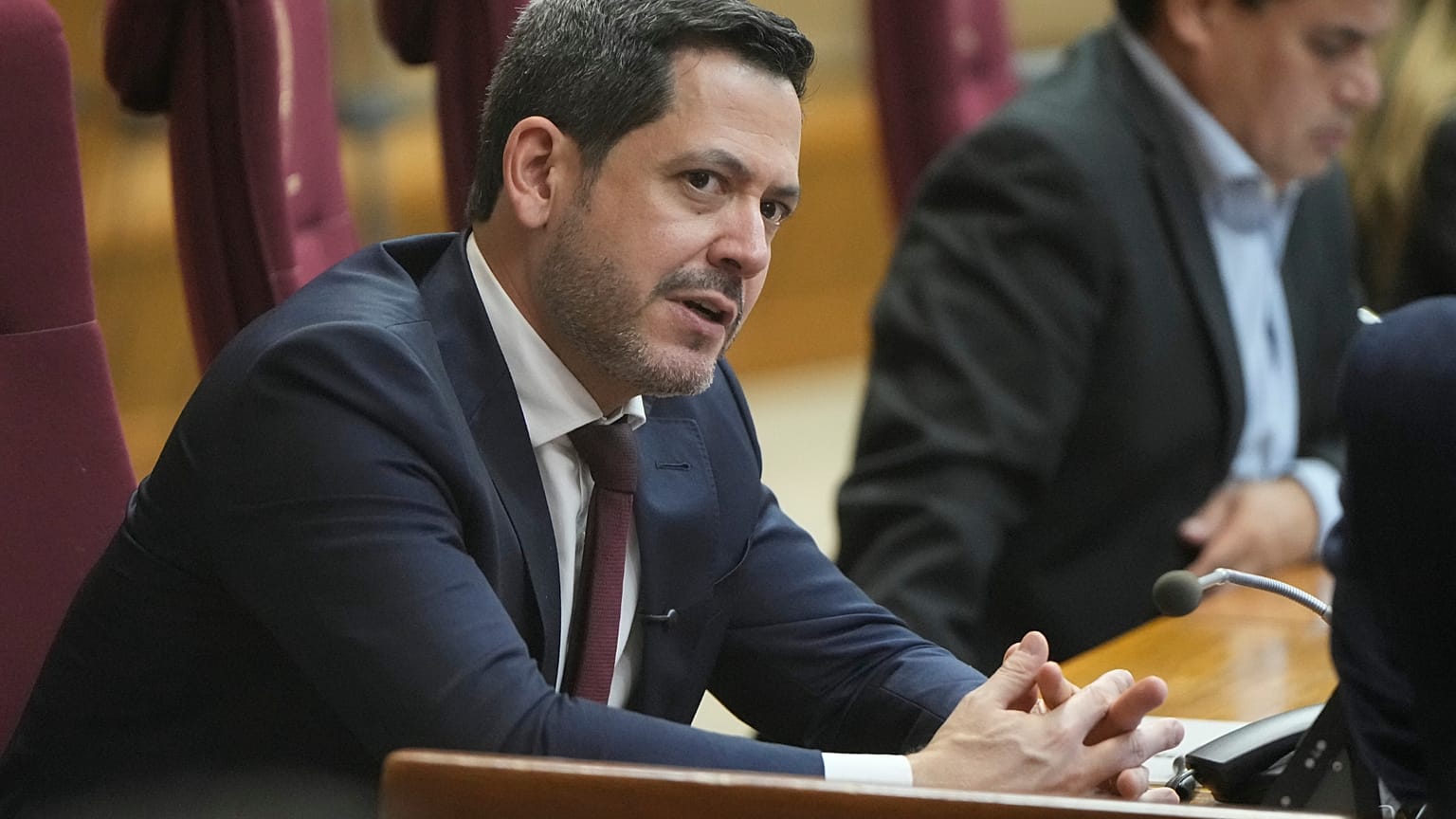 El presidente de la Cámara de Diputados, Raúl Latorre, vota a favor de un acuerdo comercial entre la Unión Europea y Mercosur en Asunción, Paraguay, el 17 de marzo de 2026.