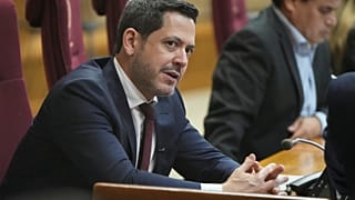 El presidente de la Cámara de Diputados, Raúl Latorre, vota a favor de un acuerdo comercial entre la Unión Europea y Mercosur en Asunción, Paraguay, el 17 de marzo de 2026.