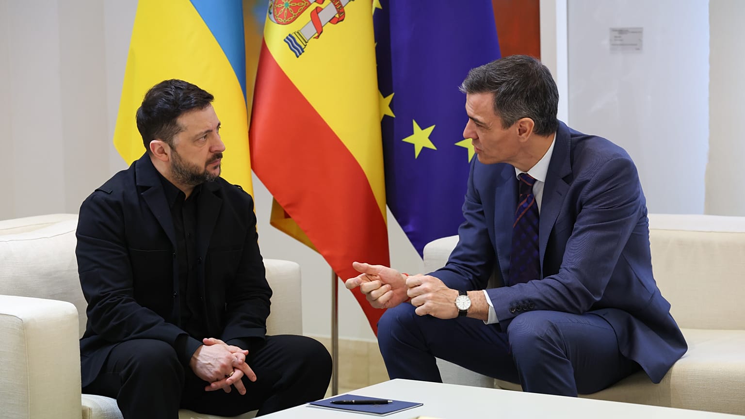 El presidente de Ucrania, Volodímir Zelenski, con el presidente del Gobierno de España, Pedro Sánchez. 