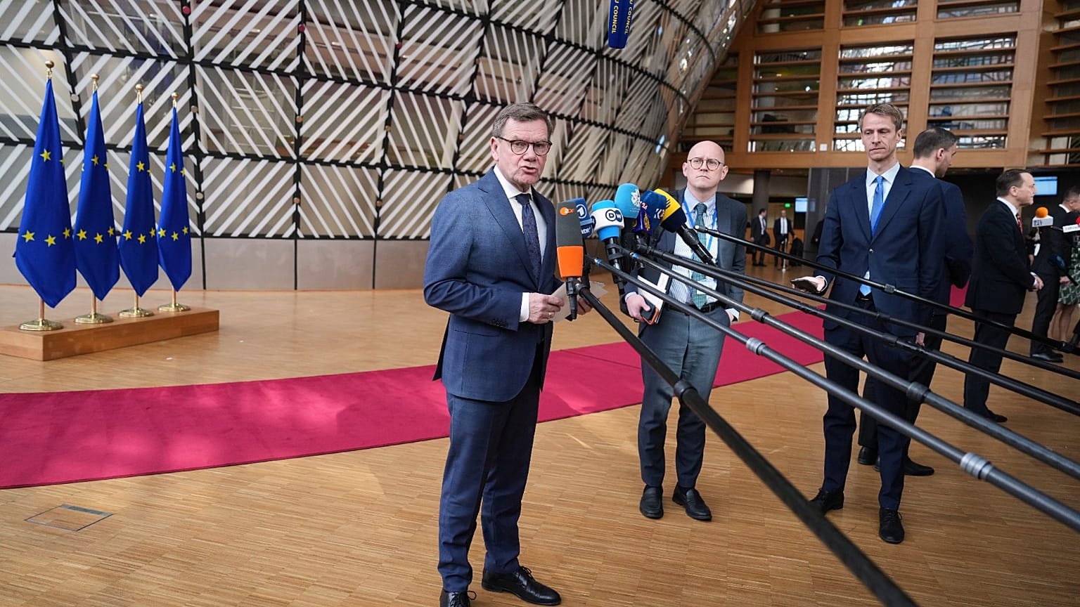 وزير الخارجية الألماني يوهان وادفول يتحدث مع وسائل الإعلام لدى وصوله لحضور اجتماع وزراء خارجية الاتحاد الأوروبي في مبنى المجلس الأوروبي في بروكسل، الاثنين 16 مارس 2026.