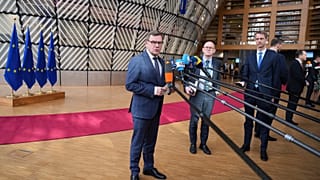 وزير الخارجية الألماني يوهان وادفول يتحدث مع وسائل الإعلام لدى وصوله لحضور اجتماع وزراء خارجية الاتحاد الأوروبي في مبنى المجلس الأوروبي في بروكسل، الاثنين 16 مارس 2026.