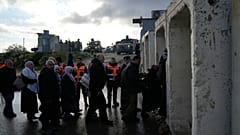 المصلون الفلسطينيون يمرون عبر حاجز قلنديا العسكري الإسرائيلي في طريقهم لحضور صلاة الجمعة في المسجد الأقصى خلال شهر رمضان المبارك، الجمعة 27 فبراير 2026.