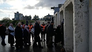 المصلون الفلسطينيون يمرون عبر حاجز قلنديا العسكري الإسرائيلي في طريقهم لحضور صلاة الجمعة في المسجد الأقصى خلال شهر رمضان المبارك، الجمعة 27 فبراير 2026.