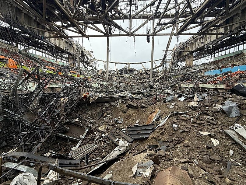 ورزشگاه ۱۲ هزار نفری آزادی پس از هدف قرار گرفتن