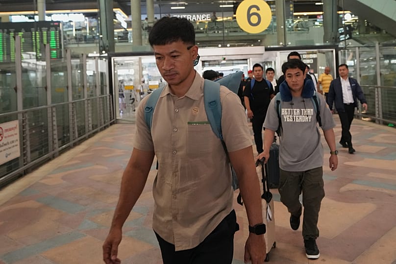 Το ταϊλανδέζικο πλήρωμα του Mayuree Naree, το οποίο χτυπήθηκε στα Στενά του Ορμούζ, επέστρεψε στο Διεθνές Αεροδρόμιο Suvarnabhumi στο Samut Prakarn της Ταϊλάνδης, 16.03.26