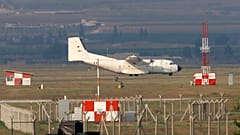 ARŞİV - Alman Hava Kuvvetleri'ne ait kargo uçağı, Adana'daki İncirlik Hava Üssü'ne indikten sonra pistte manevra yapıyor, 29 Temmuz 2015.