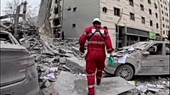 Helferinnen und Helfer des Iranischen Roten Halbmonds bereits am Einsatzort.