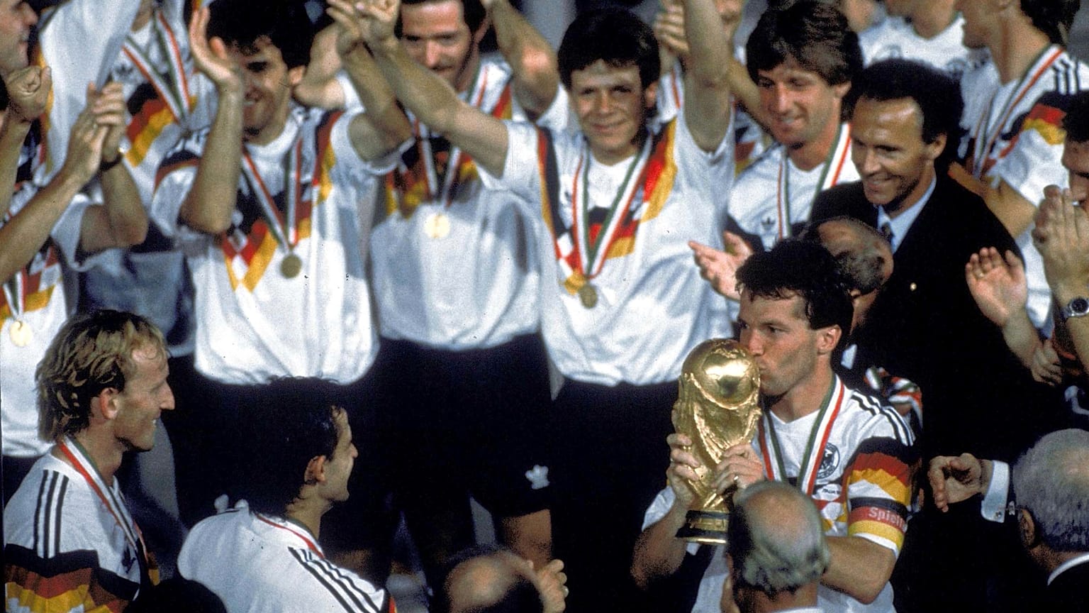 Deutsche Nationalmannschaft nach dem 1:0-Sieg gegen Argentinien im olympischen Stadion Rom, 8. July 1990