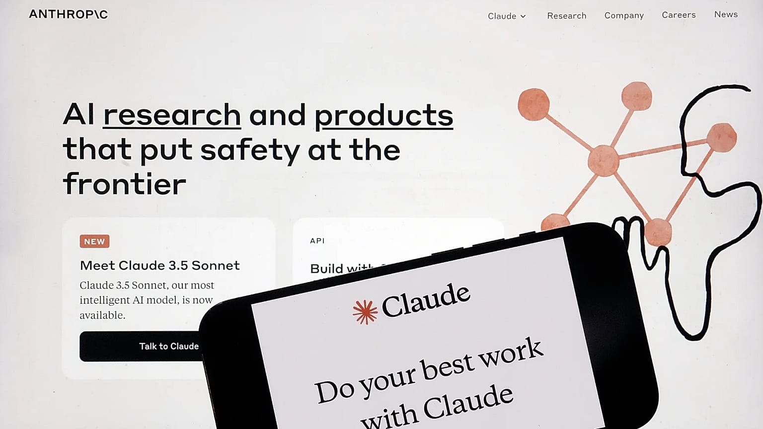 ARCHIVIO - Il sito web e l'app per smartphone di Anthropic sono visibili in questa foto scattata a New York il 5 luglio 2024