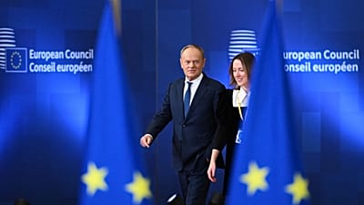 Polonya Başbakanı Donald Tusk, solda, Brüksel'deki Avrupa Konseyi binasında düzenlenen AB zirvesine gelirken, 22 Ocak 2026