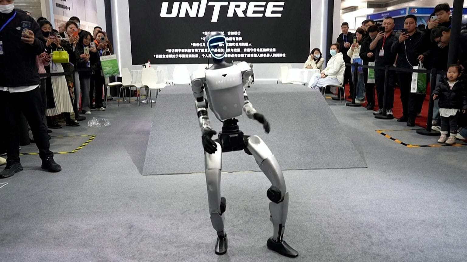 Robot Unitree tańczy na Międzynarodowych Targach Zastosowań SI i Innowacji Robotycznych w Pekinie
