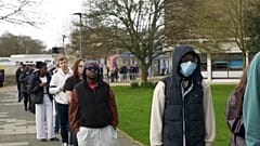 Auf dem Campus der Universität Kent stehen Studierende in einer Schlange und warten auf die Ausgabe von Antibiotika.