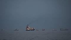 Khor Fakkan'dan görüldüğü şekliyle petrol tankerleri ve kargo gemileri Hürmüz Boğazı'nda sıraya giriyor, 11 Mart, 2026