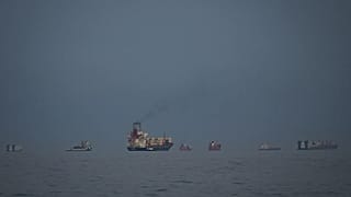 Tankowce i statki towarowe ustawione w szeregu w cieśninie Ormuz widziane z Khor Fakkan, 11 marca 2026 r.