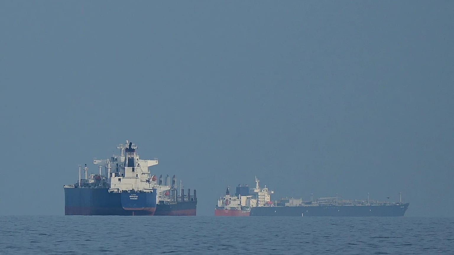 Δεξαμενόπλοια και φορτηγά πλοία παρατάσσονται στα Στενά του Ορμούζ, όπως φαίνονται από το Khor Fakkan, 11 Μαρτίου 2026