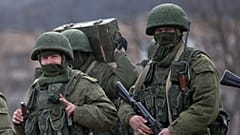 IMMAGINE SIMBOLICA - Una foto d'archivio del 19 marzo 2014 mostra due soldati filorussi vicino a una base militare ucraina in Crimea.