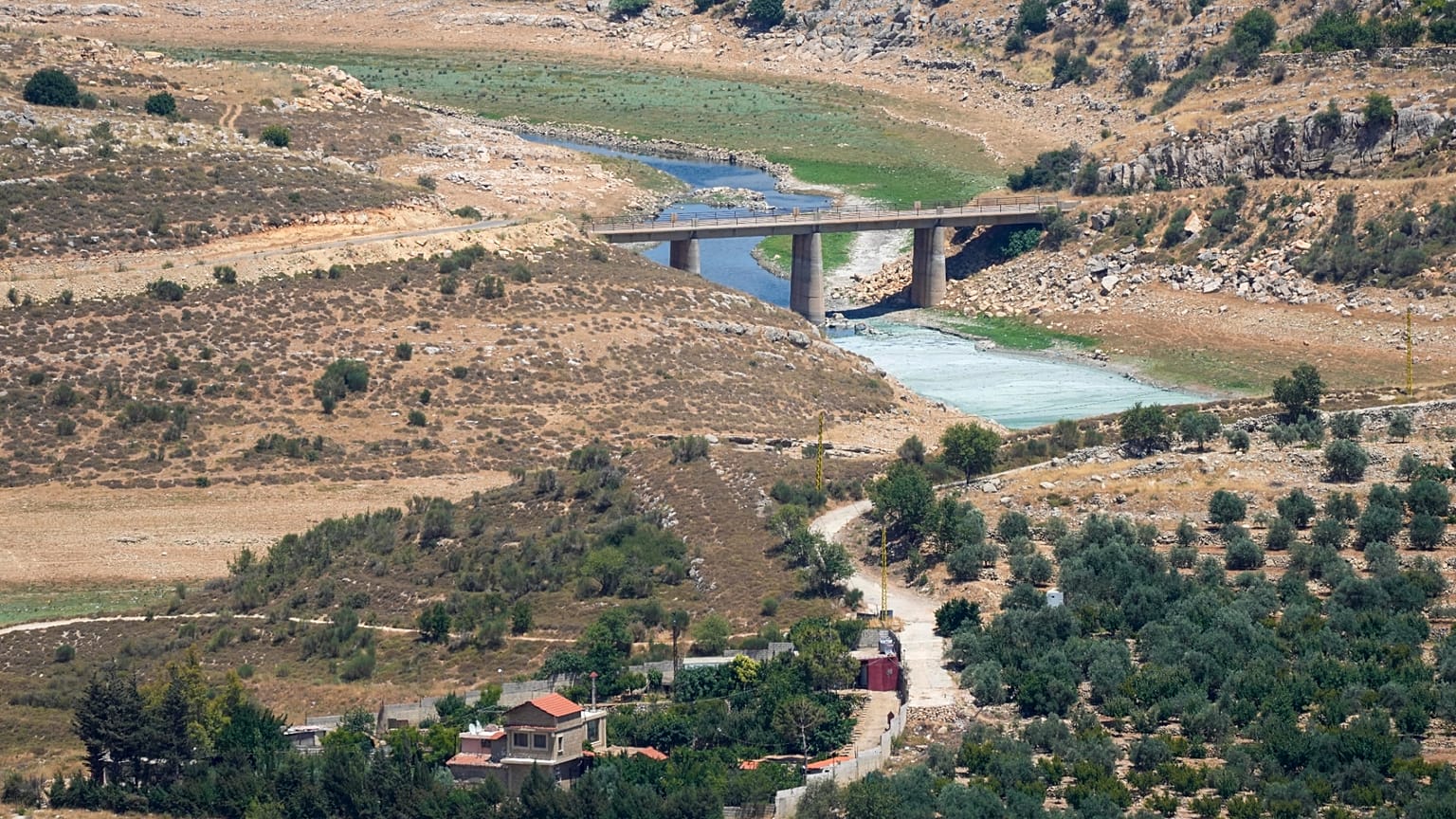نهر الليطاني الملوث بشدة يمر عبر قرية صغبين، وادي البقاع، شرق لبنان، 20 يونيو 2021. (صورة من وكالة أسوشيتد برس/حسن عمار)