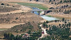 Il fiume Litani, fortemente inquinato, attraversa il villaggio di Saghbin, nella Valle della Bekaa, nel Libano orientale, il 20 giugno 2021. (Foto AP/Hassan Ammar)