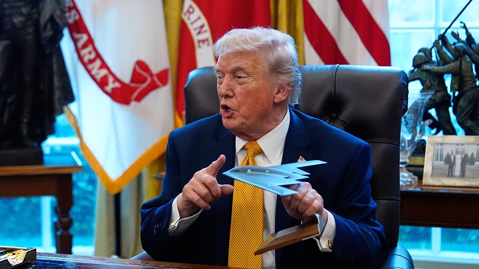 US-Präsident Donald Trump hält ein Modell eines B-2-Tarnbombers im Oval Office des Weißen Hauses in Washington, 16. März 2026