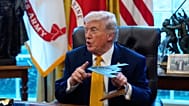 US-Präsident Donald Trump hält ein Modell eines B-2-Tarnbombers im Oval Office des Weißen Hauses in Washington, 16. März 2026