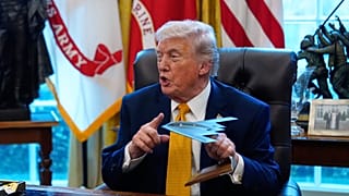 US-Präsident Donald Trump hält ein Modell eines B-2-Tarnbombers im Oval Office des Weißen Hauses in Washington, 16. März 2026