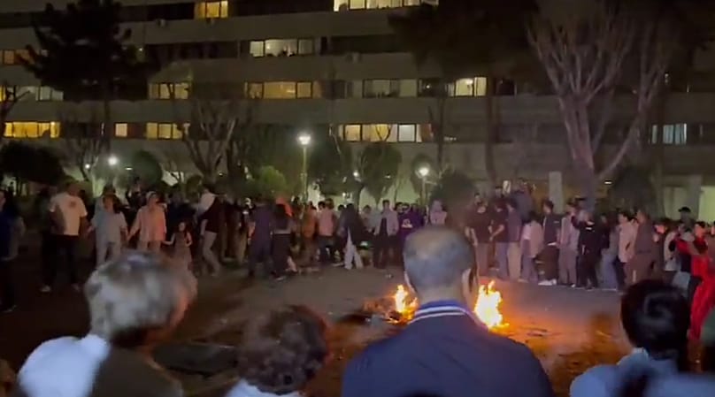 مردم در شهرک اکباتان تهران چهارشنبه‌سوری برگزار کردند 