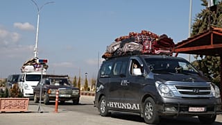 السوريون الذين فرّوا من الحرب في لبنان يصلون إلى معبر جديّت يابوس الحدودي بين سوريا ولبنان، الثلاثاء 3 مارس 2026.