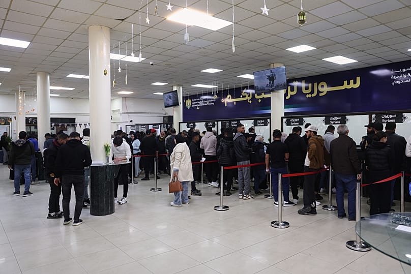 السوريون الذين فرّوا من الحرب في لبنان يقومون بإجراءات الدخول بعد وصولهم إلى معبر جديّت يابوس الحدودي بين سوريا ولبنان، يوم الثلاثاء 3 مارس 2026