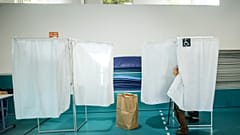 Wähler stehen in den Wahlkabinen während der ersten Runde der Kommunalwahlen in Paris am Sonntag, den 15. März 2026.