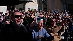 Fans jubeln, als sie sehen, wie Federica Brignone bei den Olympischen Winterspielen 2026 Gold im alpinen Skirennen holt.