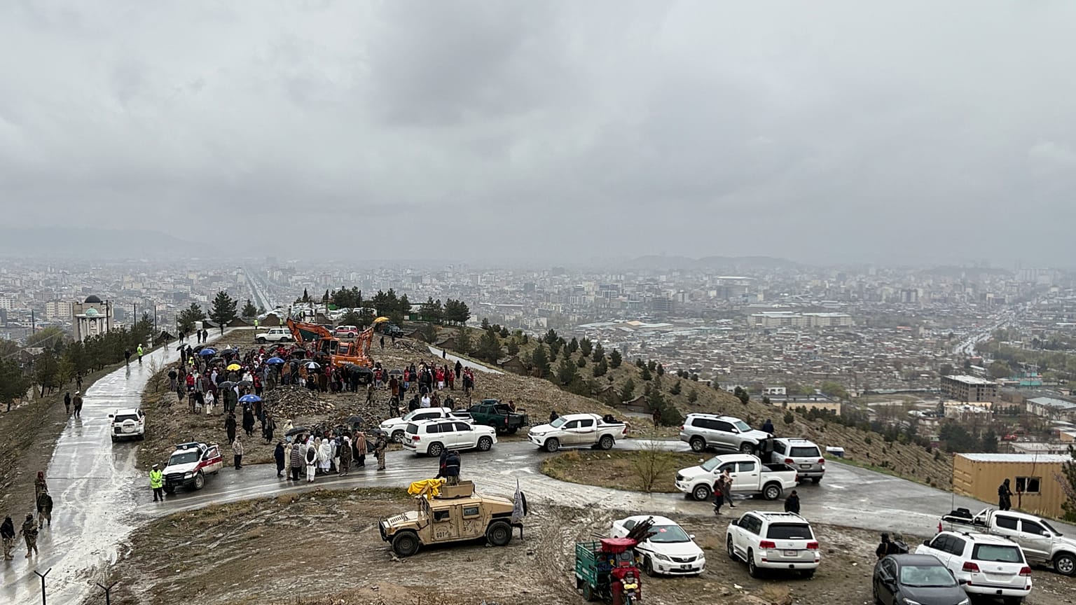 جرافات تحفر قبوراً لضحايا غارة جوية استهدفت مستشفى لإعادة تأهيل مدمني المخدرات في كابول، أفغانستان، يوم الأربعاء 18 مارس/آذار 2026. (صورة من وكالة أسوشيتد برس/صديق الله عليزاي