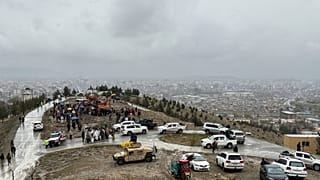 جرافات تحفر قبوراً لضحايا غارة جوية استهدفت مستشفى لإعادة تأهيل مدمني المخدرات في كابول، أفغانستان، يوم الأربعاء 18 مارس/آذار 2026. (صورة من وكالة أسوشيتد برس/صديق الله عليزاي