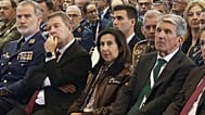 La ministra Margarita Robles, en el centro de la imagen, junto al presidente de Castilla-La Mancha y el rey Felipe VI a su derecha, en la base de los Llanos de Albacete