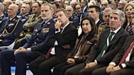 La ministra Margarita Robles, en el centro de la imagen, junto al presidente de Castilla-La Mancha y el rey Felipe VI a su derecha, en la base de los Llanos de Albacete