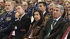 Η υπουργός Margarita Robles, στο κέντρο της φωτογραφίας, μαζί με τον πρόεδρο της Καστίλλης-Λα Μάντσα και τον βασιλιά Felipe VI στα δεξιά της, στη βάση του Los Llanos de Albacete.