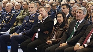 La ministra Margarita Robles, en el centro de la imagen, junto al presidente de Castilla-La Mancha y el rey Felipe VI a su derecha, en la base de los Llanos de Albacete