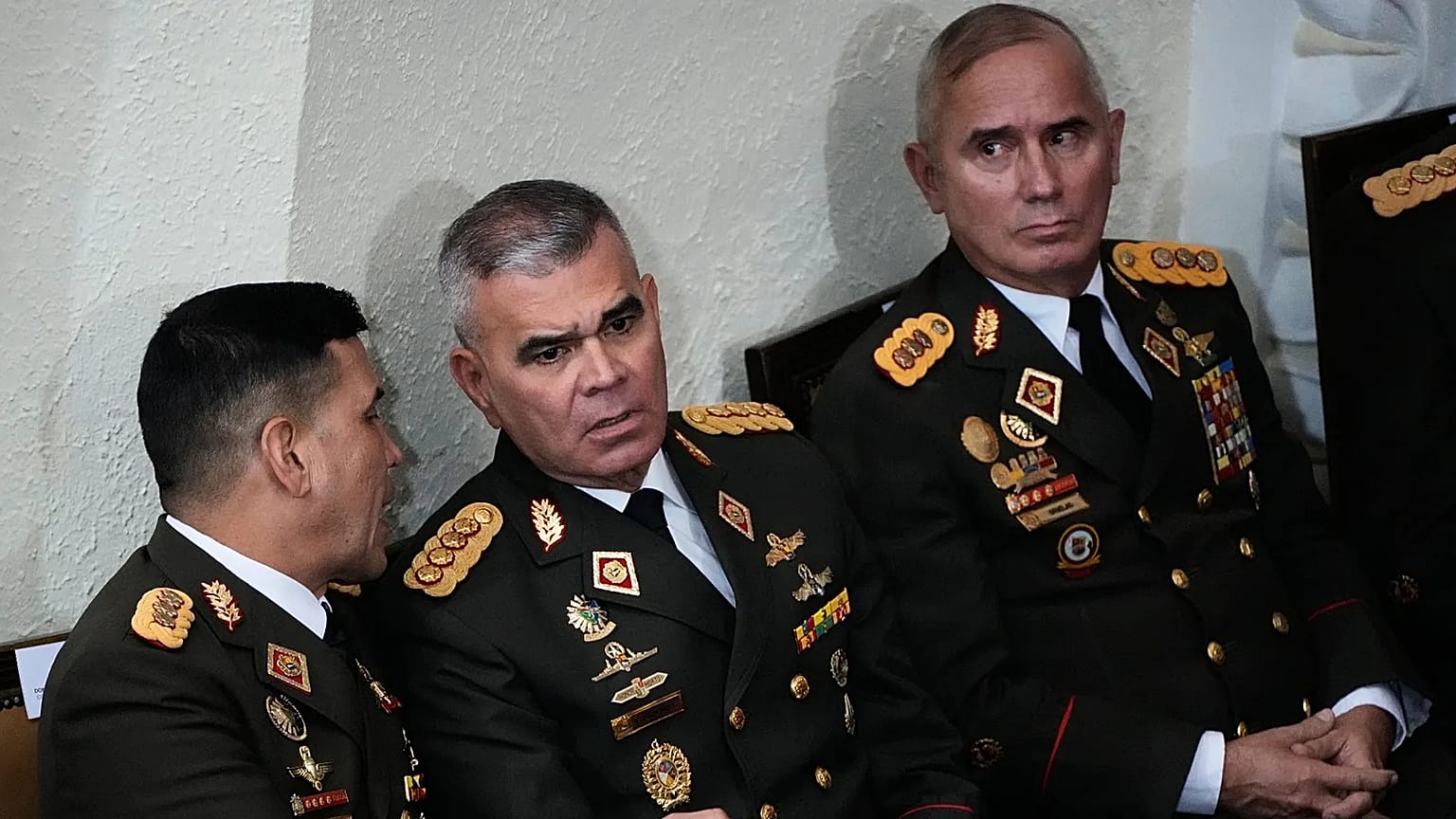 O ministro da Defesa da Venezuela, Vladimir Padrino (centro), conversa com o general Domingo Hernandez na Assembleia Nacional, quinta-feira, 15 de janeiro de 2026.