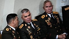 Il ministro della Difesa venezuelano Vladimir Padrino (al centro) parla con il generale Domingo Hernandez all'Assemblea nazionale, giovedì 15 gennaio 2026.