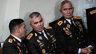 El ministro de Defensa venezolano, Vladimir Padrino (en el centro), conversa con el general Domingo Hernández en la Asamblea Nacional, el jueves 15 de enero de 2026